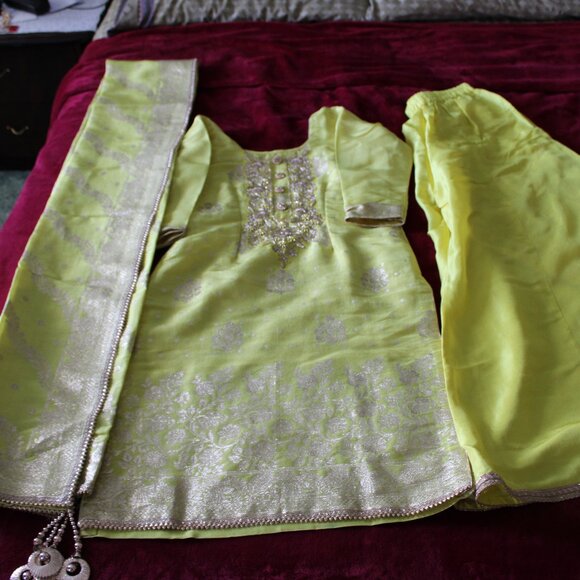 Yellow Palazzo - Picture 3 of 5